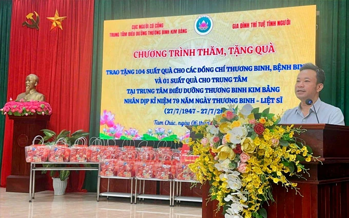 Thăm, tặng quà các bác thương binh, bệnh binh tại 3 Trung tâm Điều dưỡng Thương binh tỉnh Ninh Bình